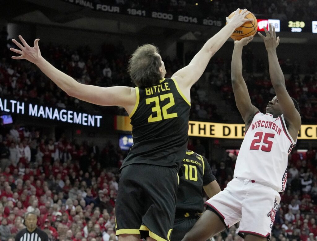 Top 25 roundup: Oregon chases down No. 11 Wisconsin in OT